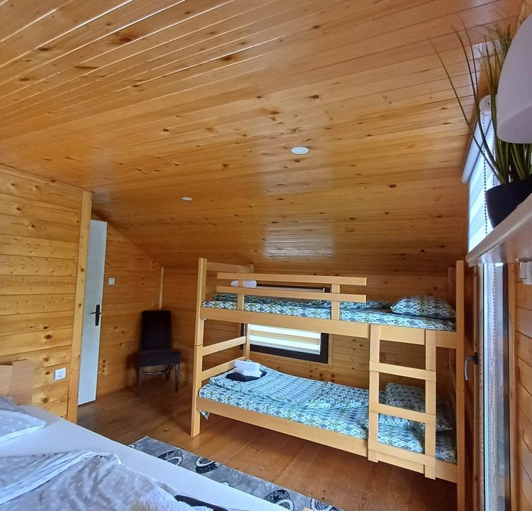 Splav La playa jezero perućac (1)