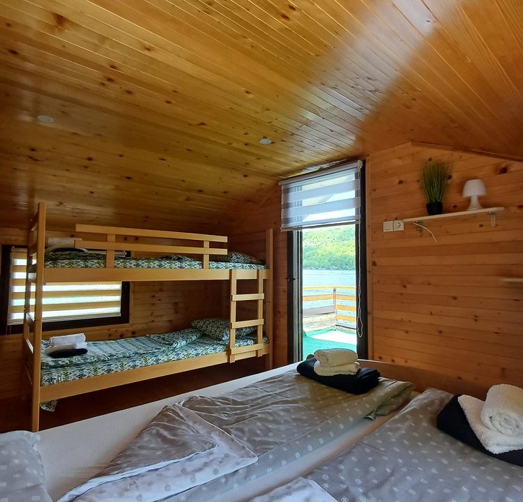 Splav La playa jezero perućac (2)