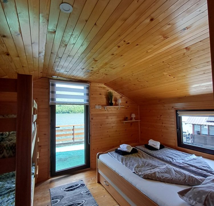 Splav La playa jezero perućac (4)