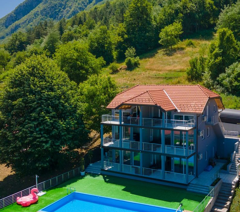 perućac-apartmani-drinska-priča-smeštaj-sa-bazenom (13)