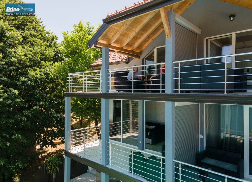 perućac-apartmani-drinska-priča-smeštaj-sa-bazenom (18)