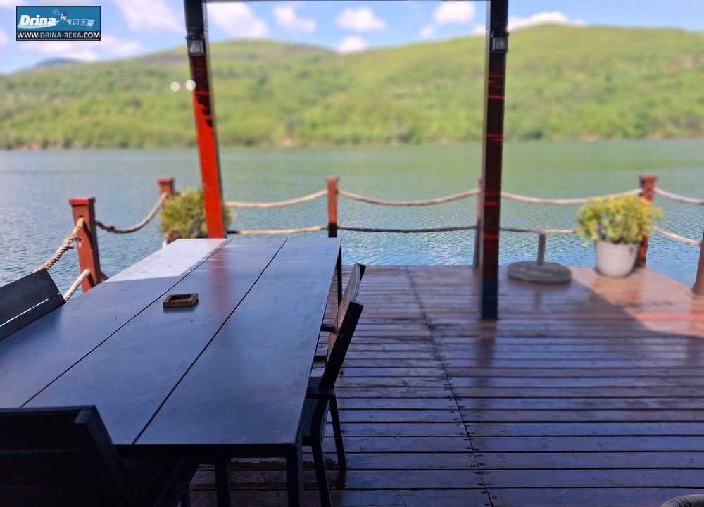 splav-victoria-jezero-perućac-smeštaj-1